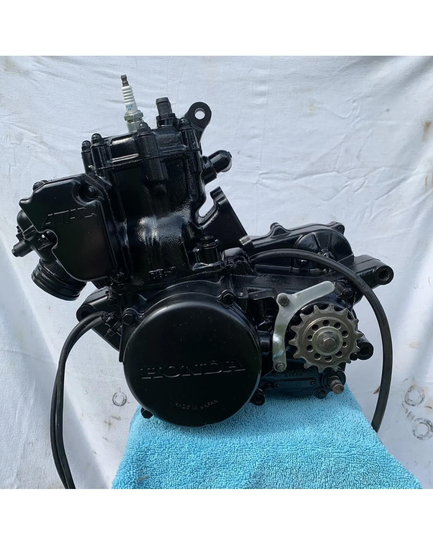 photo_6039382634690973143_w.jpg 1984 HONDA CR250R OEM ENGINE MOTOR CRANKCASE CASES CYLINDER TOP END BOTTOM END - Image 1