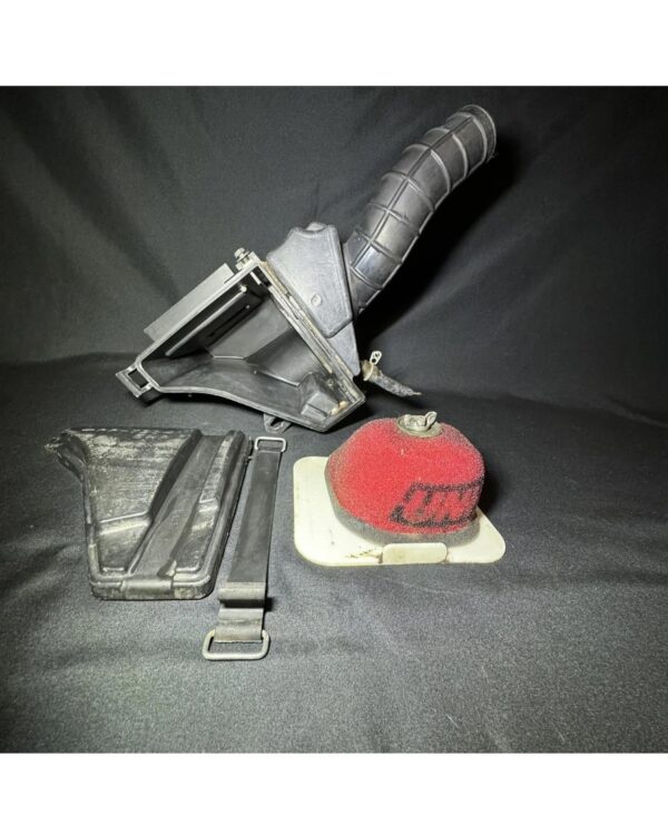 photo_6039382634690973328_w.jpg 00-23 Yamaha TTR125 TTR 125 Air Box Complete With Strap Air Filter Rubber Fender