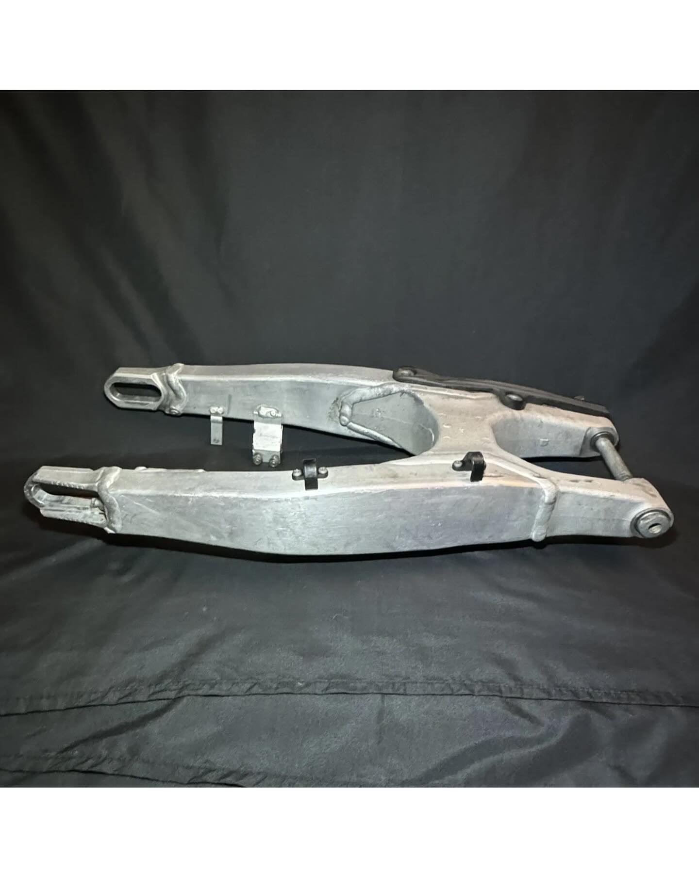 photo_6039382634690973404_w.jpg 2021 Kawasaki KX250F Swingarm 33001-0713 Pivot Bolt 33032-0012 - Image 1